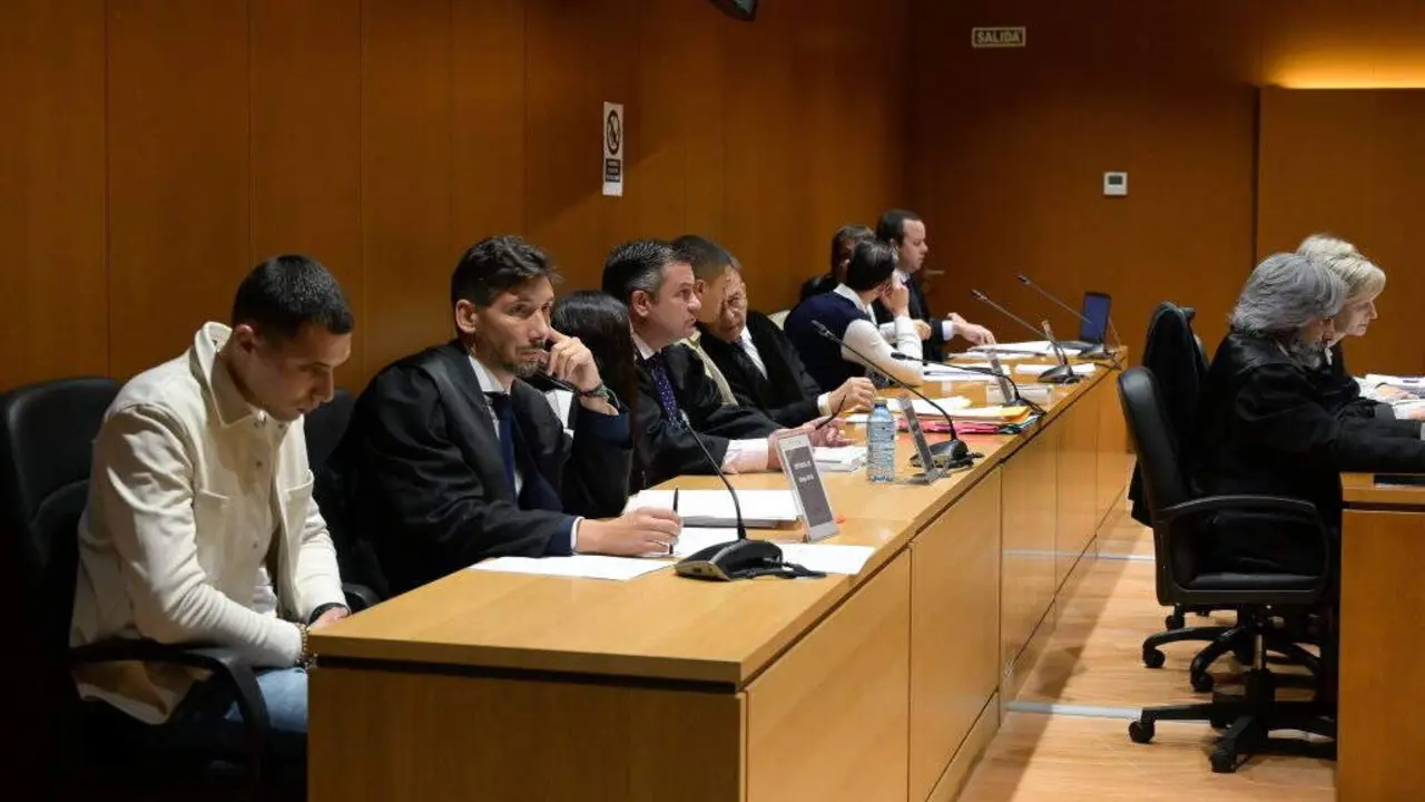 O principal acusado Diego Monta&ntilde;a e o seu avogado Luis Salgado, durante o xu&iacute;zo polo asasinato de Samuel Luiz na Audiencia da Coru&ntilde;a o 16 de outubro.  (Foto: M. Dylan / Europa Press)