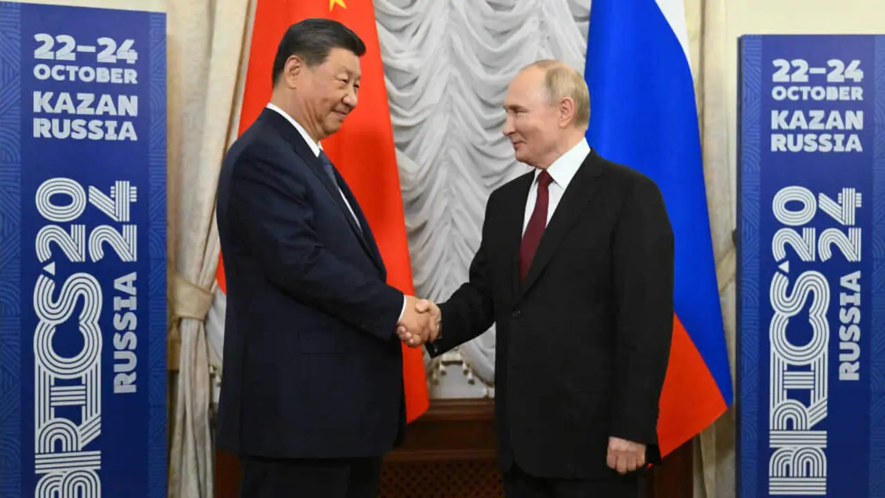 O presidente chin&eacute;s, Xi Jinping, e o seu hom&oacute;logo ruso, Vladimir Putin, na s&uacute;a reuni&oacute;n bilateral da terza feira. (Foto: Kristina Kormilitsyna)