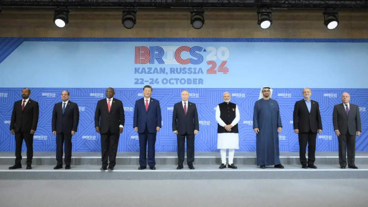 Imaxe de grupo, a cuarta feira, da XVI Cimeira dos Brics, cos l&iacute;deres de Etiop&iacute;a, Abiy Ahmed; Exipto, Abdelfatah el Sisi; Sur&aacute;frica, Cyril Ramaphosa; China, Xi Jinping; Rusia, Vladimir Putin; India, Narendra Modi; Emiratos &Aacute;rabes Unidos, Mohammed bin Zayed Al Nahyan; Ir&aacute;n, Masoud Pezeshkian, e o ministro de Exteriores do Brasil, Mauro Viera. (Foto: Sergey Bobylev)