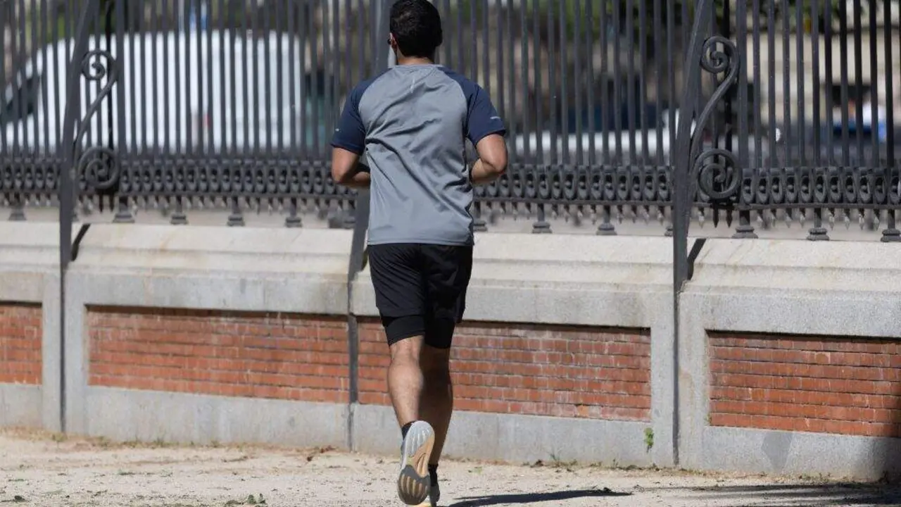Facer deporte ou algunha actividade ao aire libre pode aliviar o malestar causado polo cambio de hora. (Foto Eduardo Parra Europa Press)