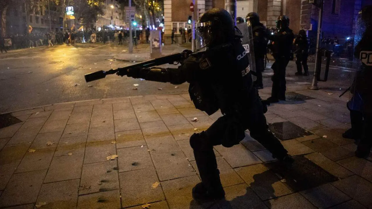 Un axente de Polic&iacute;a dispara ao chan pelotas de goma durante unha protesta contra a amnist&iacute;a, fronte &aacute; sede do PSOE en Madrid en novembro de 2023. (Foto: Alejandro Mart&iacute;nez V&eacute;lez / Europa Press)