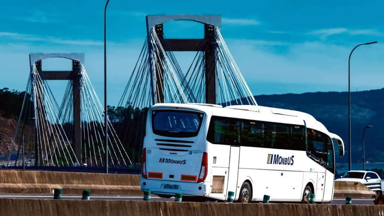 Un autob&uacute;s da empresa Monbus nas inmediaci&oacute;ns da ponte de Rande, en Vigo. (Foto M. Perfectti)
