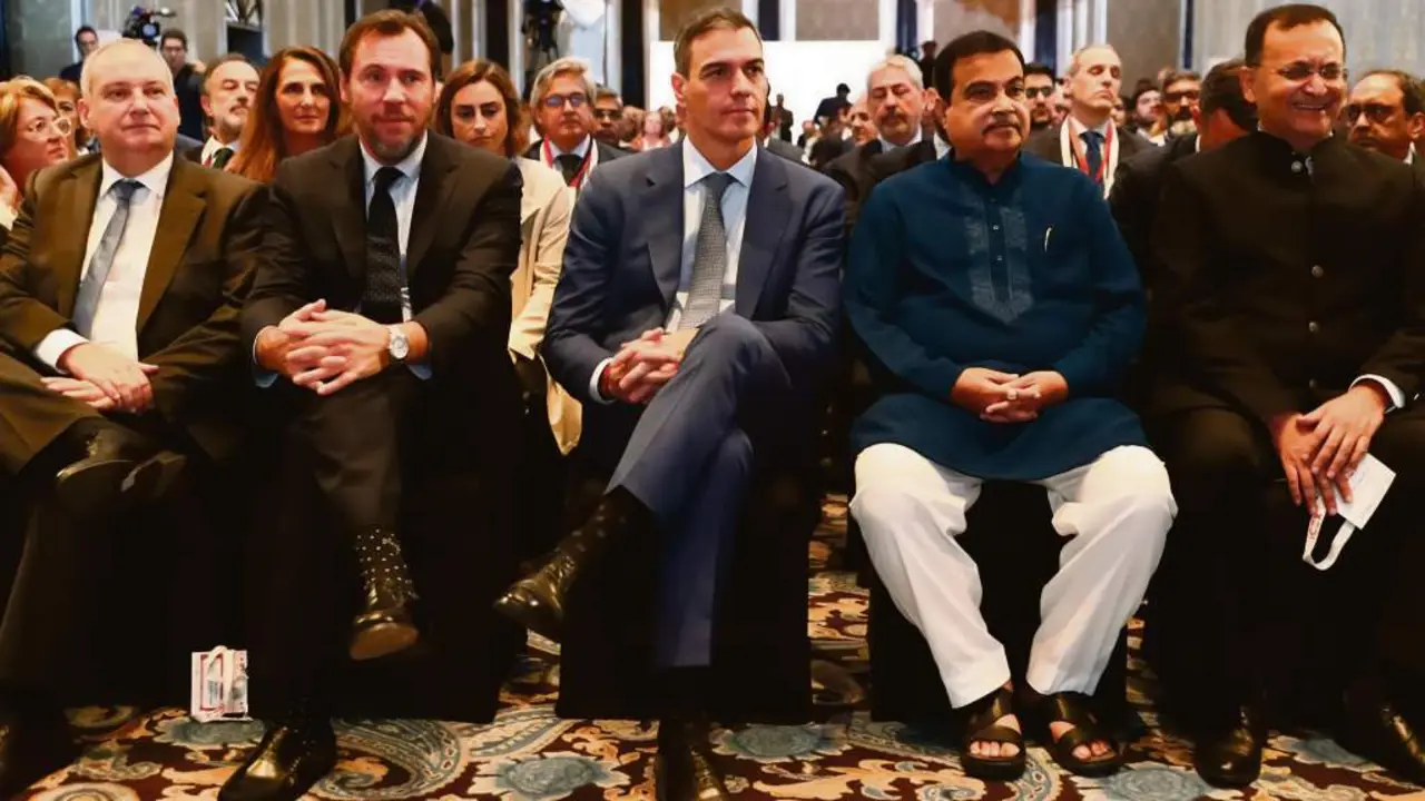 O ministro espa&ntilde;ol de Transportes, &Oacute;scar Puente, e o presidente do Goberno estatal, Pedro S&aacute;nchez, primeiro e segundo pola esquerda, esta terza feira en Bombai, no marco da s&uacute;a visita &aacute; India. (Foto: Ministerio de Transportes e Mobilidade Sost&iacute;bel)
