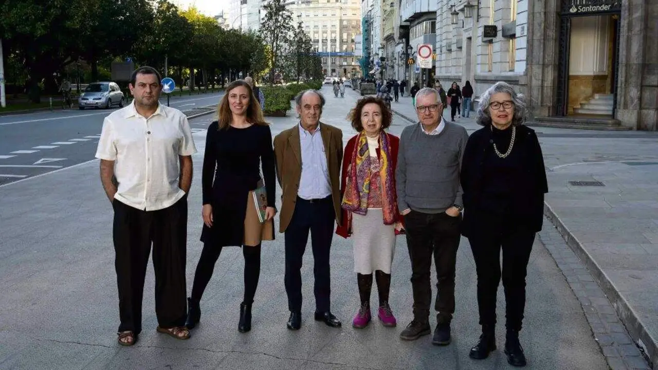 Suso Bello e Sabela Olivares (de Boroa), Antonio Maura, Marilar Aleixandre, Alfonso Armada e Karla da Silva, esta terza feira, no Cant&oacute;n Grande da Coru&ntilde;a. (Foto: RAG)