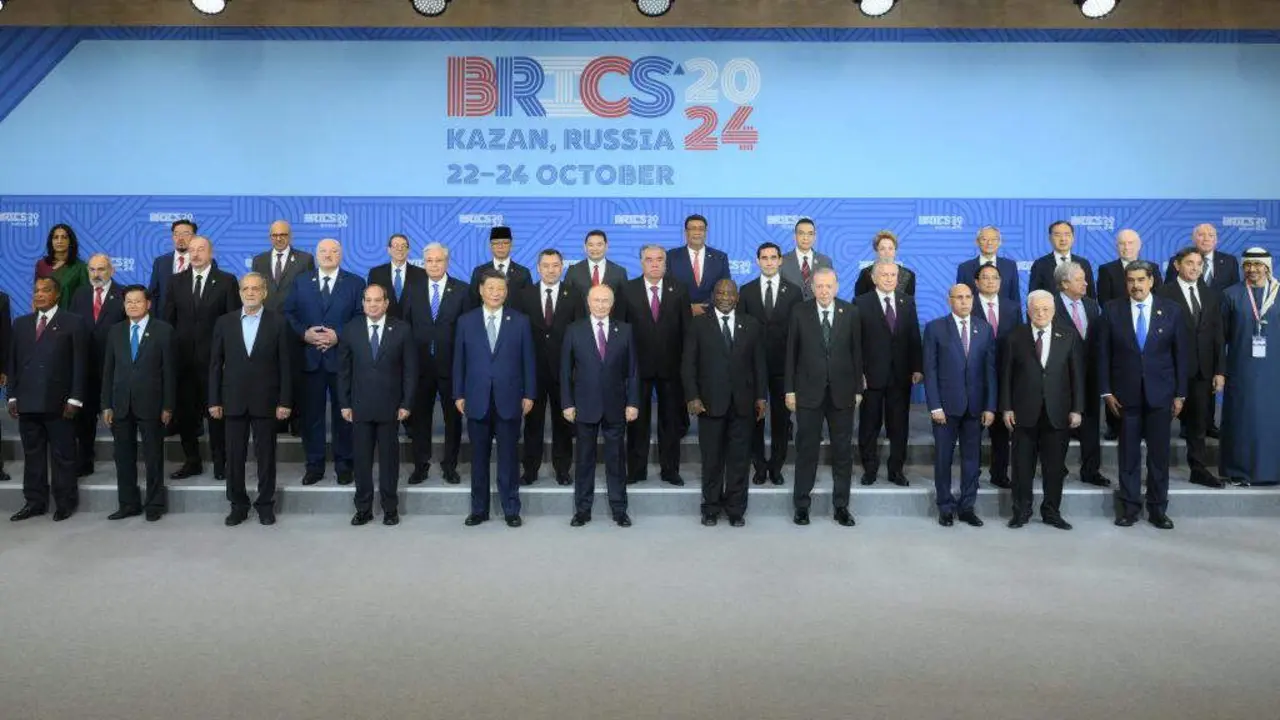 O presidente chin&eacute;s, Xi Jinping, e o ruso, Vladimir Putin, posan cos l&iacute;deres asistentes ao XVI Cumio dos Brics decorrido en Kazan. (Foto: Sergey Bobylev / Brics / dpa)