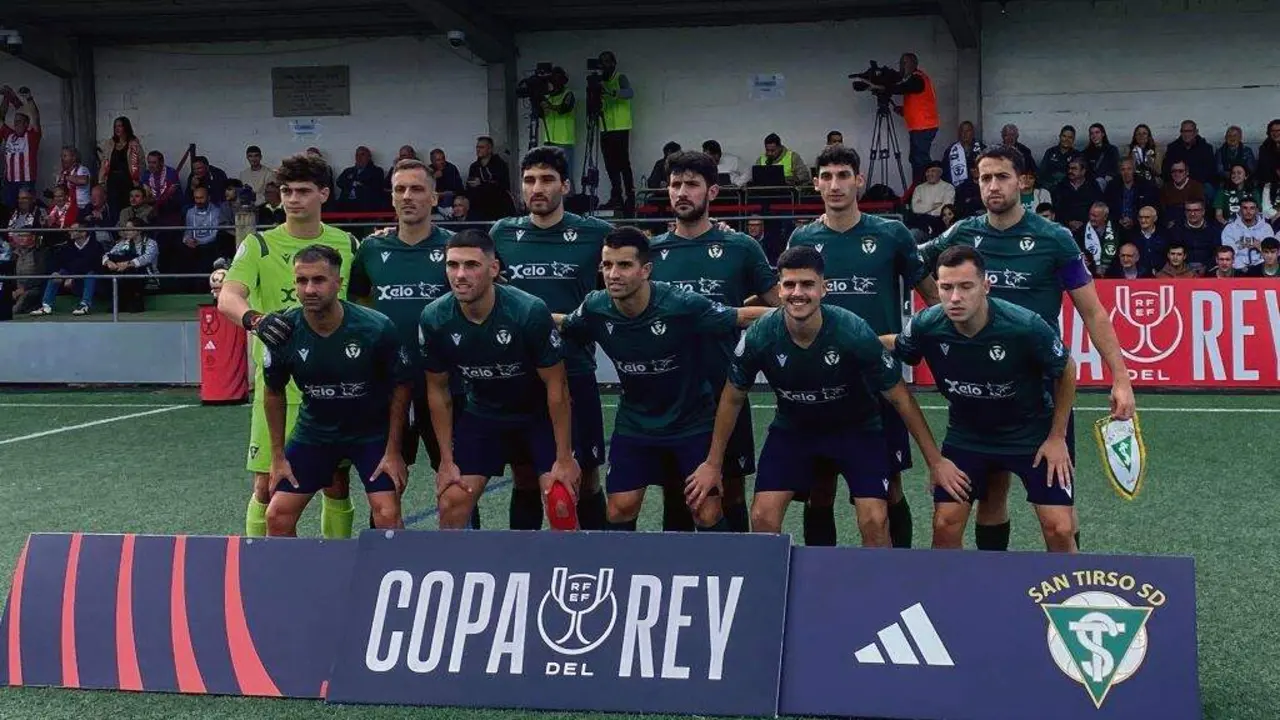 Ali&ntilde;aci&oacute;n do San Tirso SD na eliminatoria previa de Copa ante o Selaya, disputada o pasado 9 de outubro. (Foto: RFGF)
