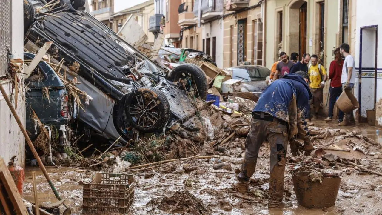 Varias persoas limpan os estragos ocasionados pola DINA, esta sexta feira, en Paiporta, Pa&iacute;s Valenci&agrave;. (Foto: Rober Solsona / Europa Press)