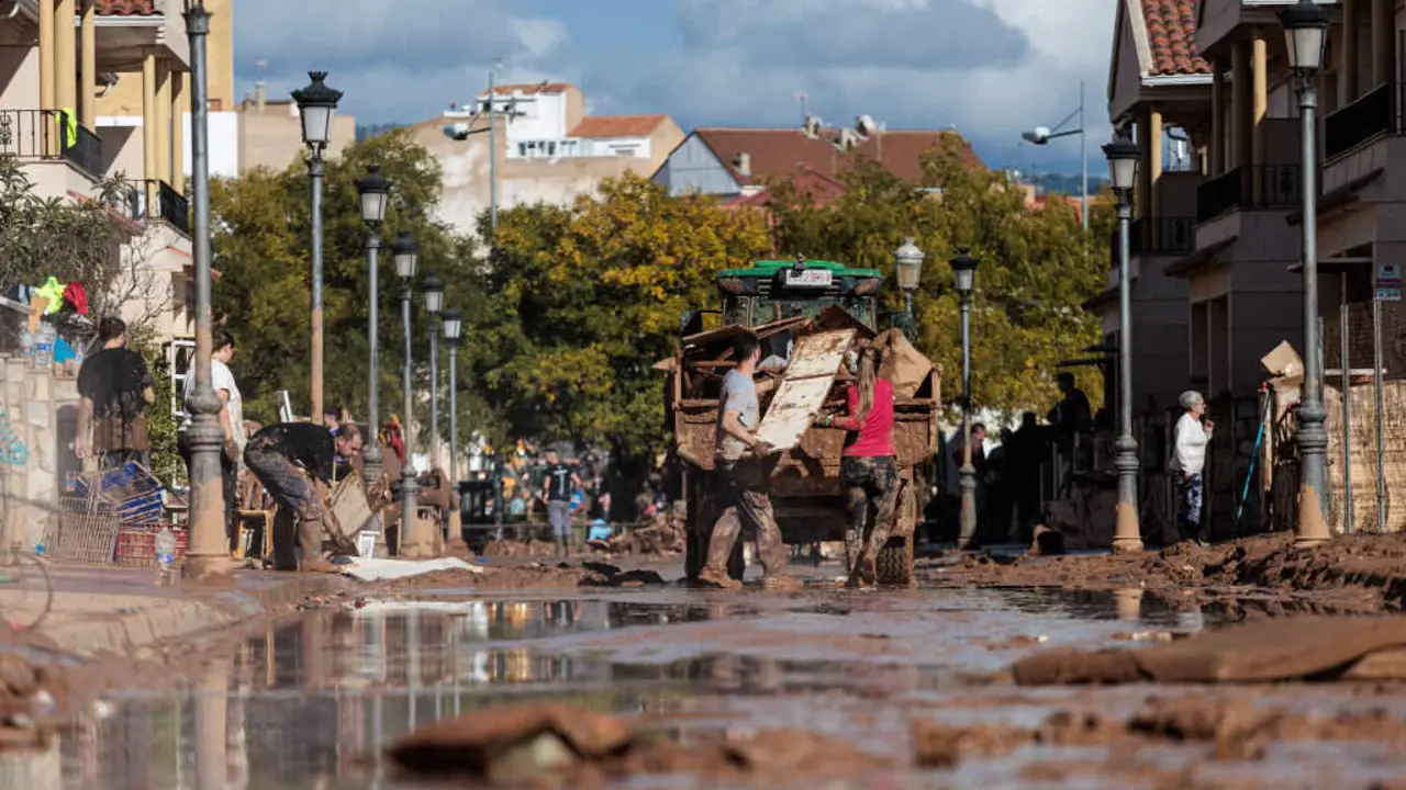 Veci&ntilde;anza e persoas voluntarias tratan de limpar unha estrada en Utiel (Pa&iacute;s Valenci&agrave;), a sexta feira. (Foto: Carlos Luj&aacute;n / Europa Press)