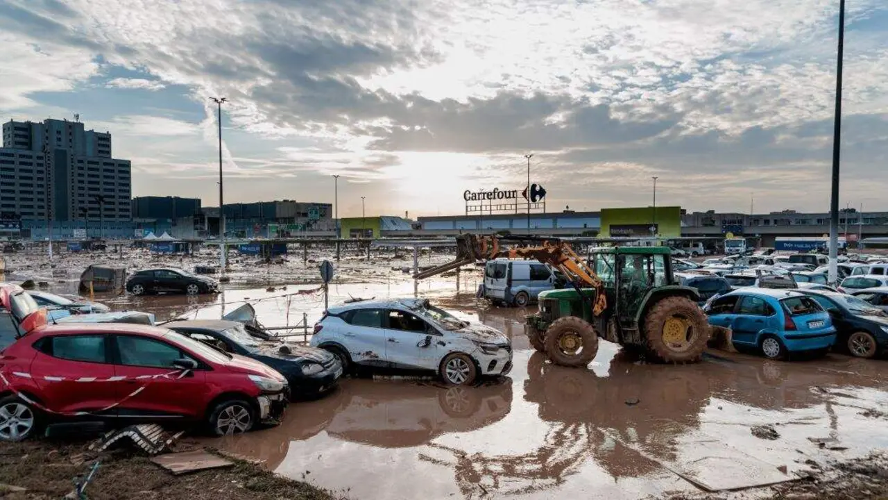 Efectos do paso da DINA polo municipio valenciano de Alfafar, esta terza feira, pasada unha semana da cat&aacute;strofe. (Foto: Carlos Luj&aacute;n / Europa Press)