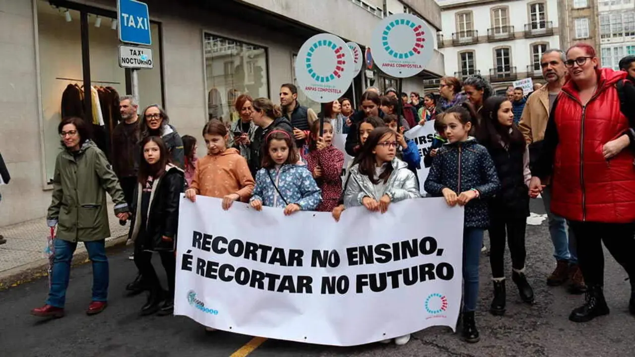 Familias do CEIP de Pedrouzos na manifestaci&oacute;n do pasado 26 de outubro en defensa do ensino p&uacute;blico. (Foto: Plataforma Galega en Defensa do Ensino P&uacute;blico).