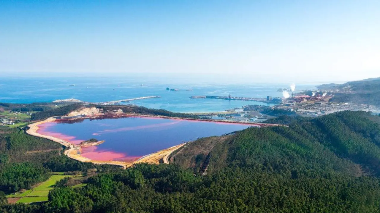 Balsa de lodos vermellos da factor&iacute;a de Alcoa en San Cibrao, Cervo, A Mari&ntilde;a. (Foto: AeroRec)