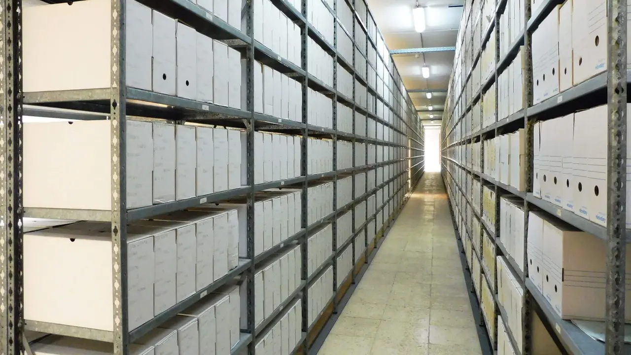 Interior do dep&oacute;sito n&uacute;mero 10 do Arcquivo Intermedio Militar Noroeste, con 1.610 metros lineais de documentaci&oacute;n. (Foto: Patrimonio Cultural de Defensa)