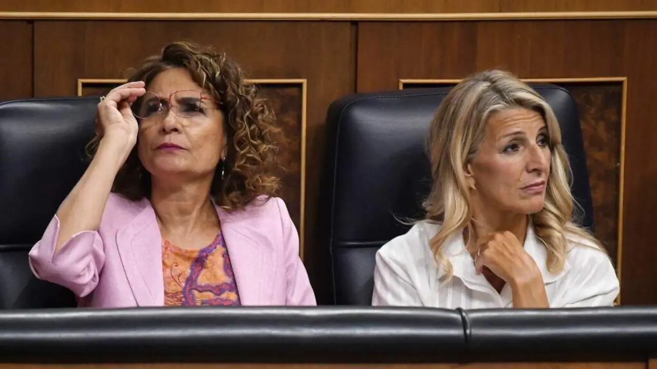Mar&iacute;a Jes&uacute;s Montero e Yolanda D&iacute;az nunha sesi&oacute;n plenaria no Congreso o pasado 10 de setembro. (Foto: Fernando S&aacute;nchez / Europa Press)