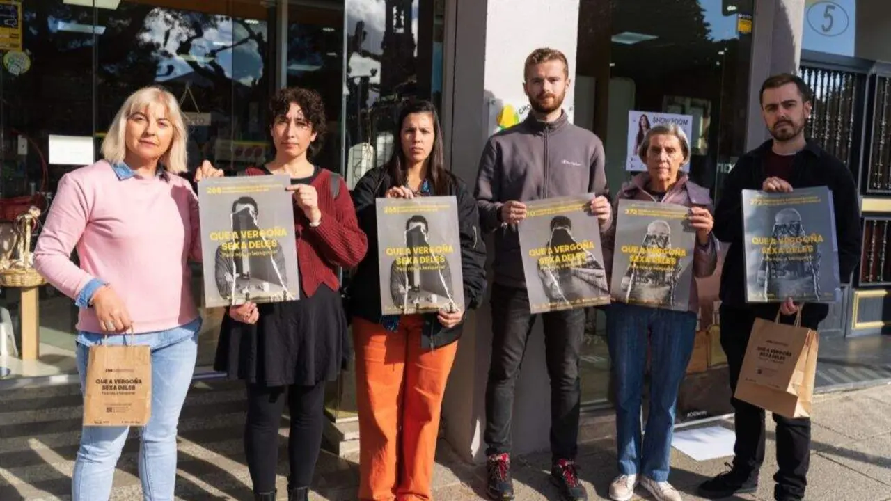 Luc&iacute;a L&oacute;pez (segunda pola esquerda), concelleira de Igualdade de Arz&uacute;a, na presentaci&oacute;n da campa&ntilde;a polo 25-N. (Foto: Concello de Arz&uacute;a)