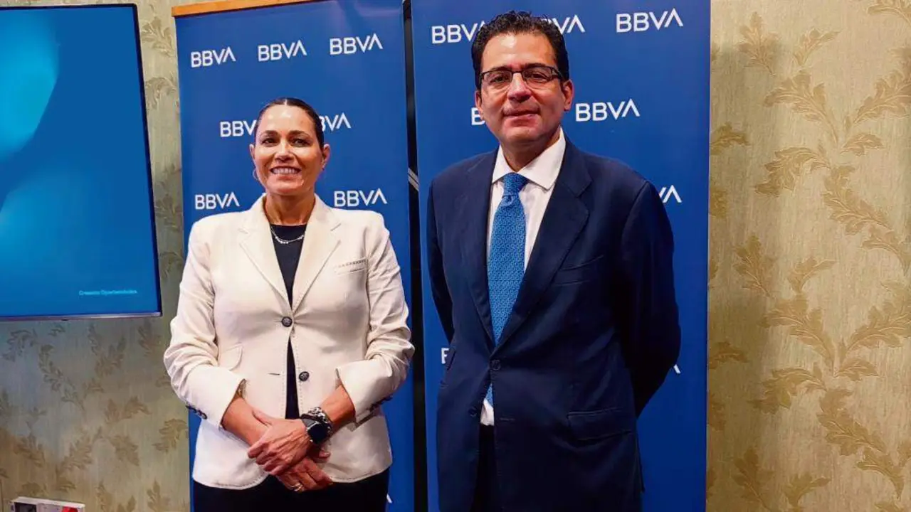 A directora territorial no noroeste de BBVA a nivel estatal, Guadalupe Hern&aacute;ndez, e o economista xefe de BBVA Research para o Estado espa&ntilde;ol e Portugal, Miguel Cardoso. (Foto: Europa Press)