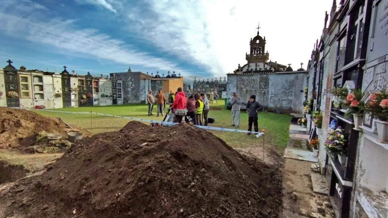 Traballos de exhumaci&oacute;n realizados no cemiterio do Val, en Nar&oacute;n. (Foto: Histagra)