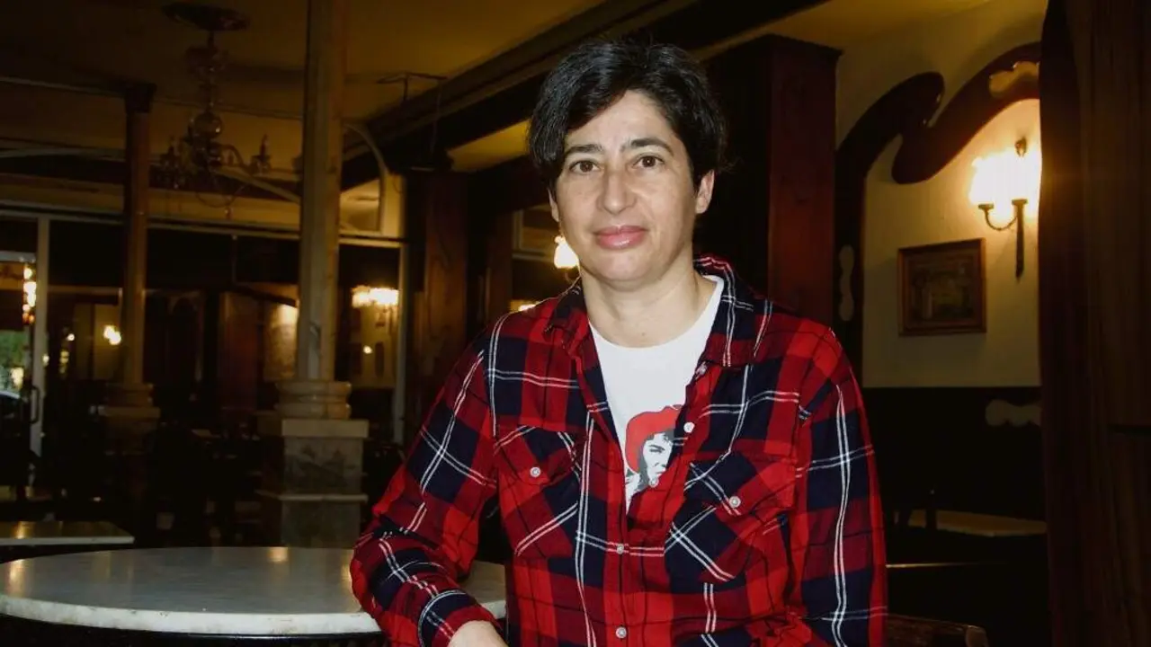 A escritora Mar&iacute;a Reim&oacute;ndez en Vigo durante a conversa con 'N&oacute;s Diario'. (Foto: Xan Carballa)