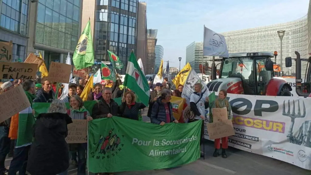 Mobilizaci&oacute;n contra o acordo de libre comercio UE-Mercosur o 13 de novembro en Bruxelas. (Foto: SLG)