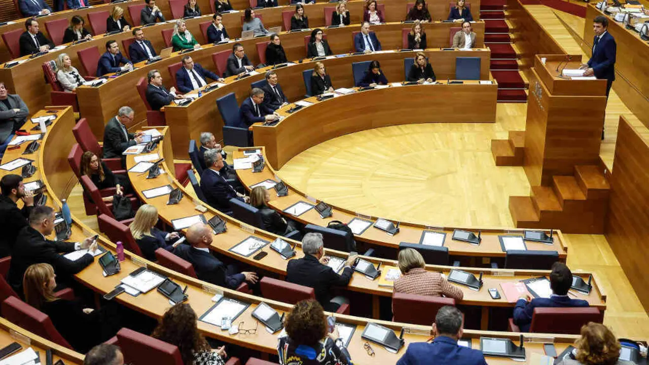 Carlos Maz&oacute;n (dereita), do Partido Popular, durante a s&uacute;a intervenci&oacute;n a sexta feira nas Corts Valencianes. (Foto: Rober Solsona / Europa Press)