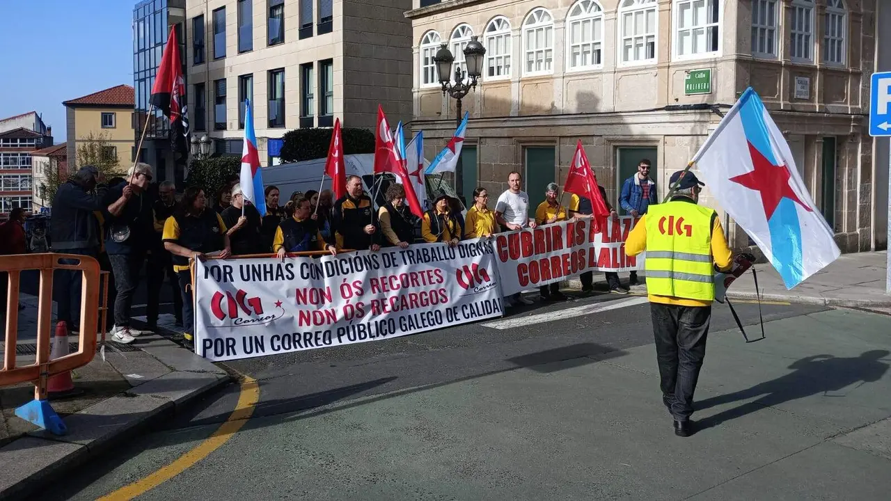 Protesta do persoal de Correos do Deza, esta segunda feira en Lal&iacute;n. (Foto: N&oacute;s Diario)