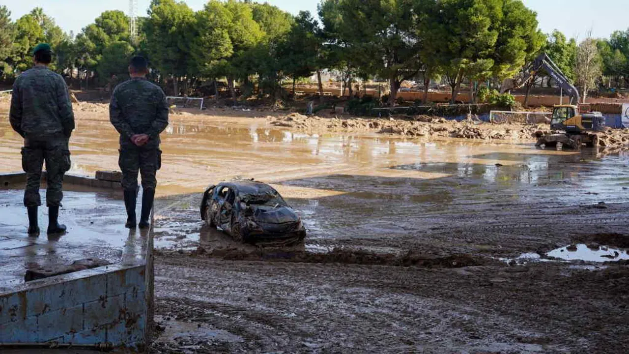 Dous militares nunha zona afectada pola DINA o pasado 17 de novembro en Paiporta. (Foto: Eduardo Manzana / Europa Press).