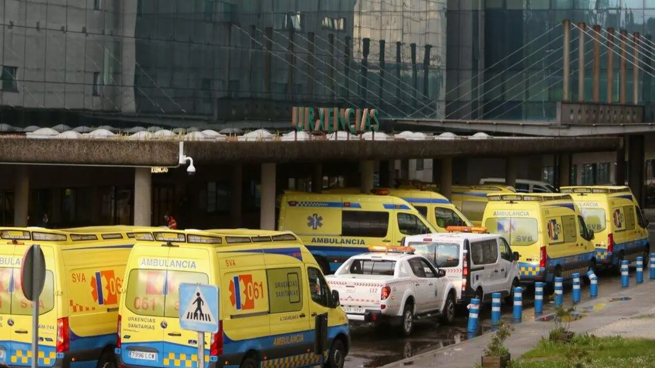 Ambulancias no acceso &aacute;s Urxencias do Hospital Cl&iacute;nico de Santiago. (Foto Arxina)