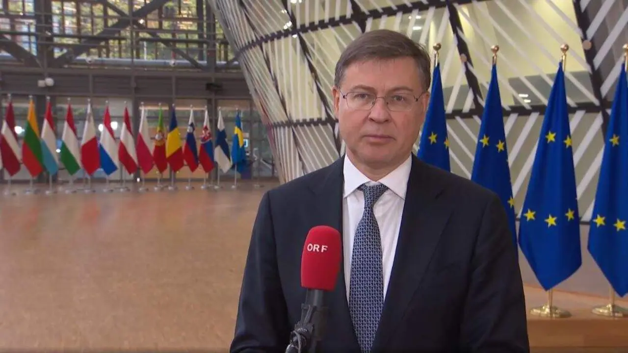O comisario Valdis Dombrovskis, esta quinta feira &aacute; s&uacute;a chegada &aacute; reuni&oacute;n. (Foto: Comisi&oacute;n Europea)