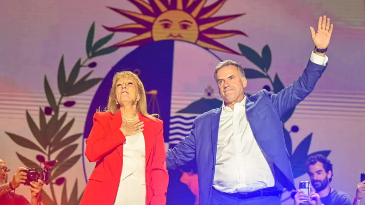Carolina Cosse e Yamand&uacute; Orsi, nova vicepresidenta e presidente do Uruguai respectivamente, na madrugada da segunda feira. (Foto: Fronte Ampla)