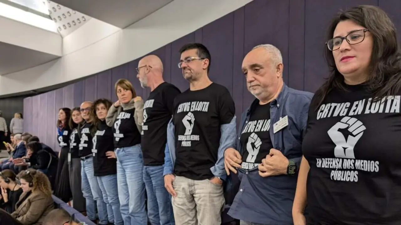 Persoal da CRTVG en folga esta cuarta feira no pleno da Comisi&oacute;n Europea en Estrasburgo, no que se votaba a elecci&oacute;n dos novos comisarios que acompa&ntilde;ar&aacute;n na Presidencia a Ursula Von der Leyen. (Foto: Comit&eacute; Intercentros)