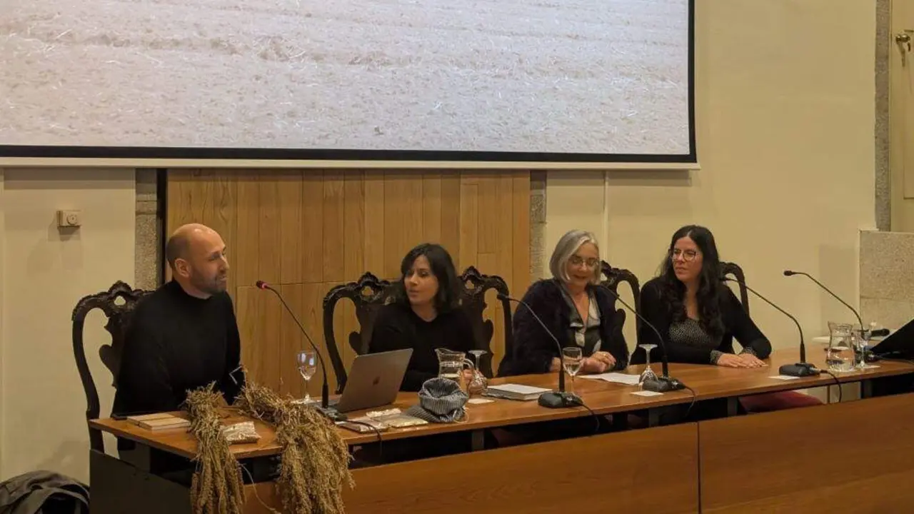 Andr&eacute;s Teira, Pilar Abades, Mar&iacute;a Concepci&oacute;n Losada e Sabela Iglesias no Museo do Pobo Galego este 28 de novembro, na proxecci&oacute;n do documental 'Os millos ausentes'. (Foto: MPG)