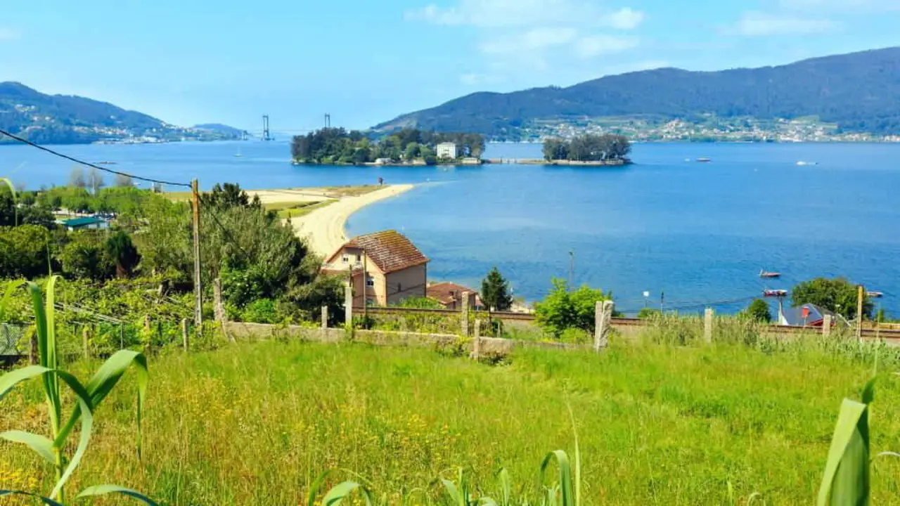 Vista da praia de Cesantes (Redondela, comarca de Vigo), coa illa de San Sim&oacute;n ao fondo. (Foto: Wildman)