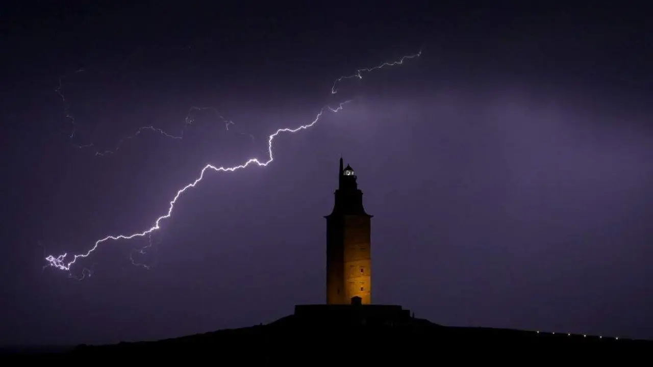 Tormenta el&eacute;ctrica sobre A Coru&ntilde;a. (Foto: M. Dylan / Europa Press)