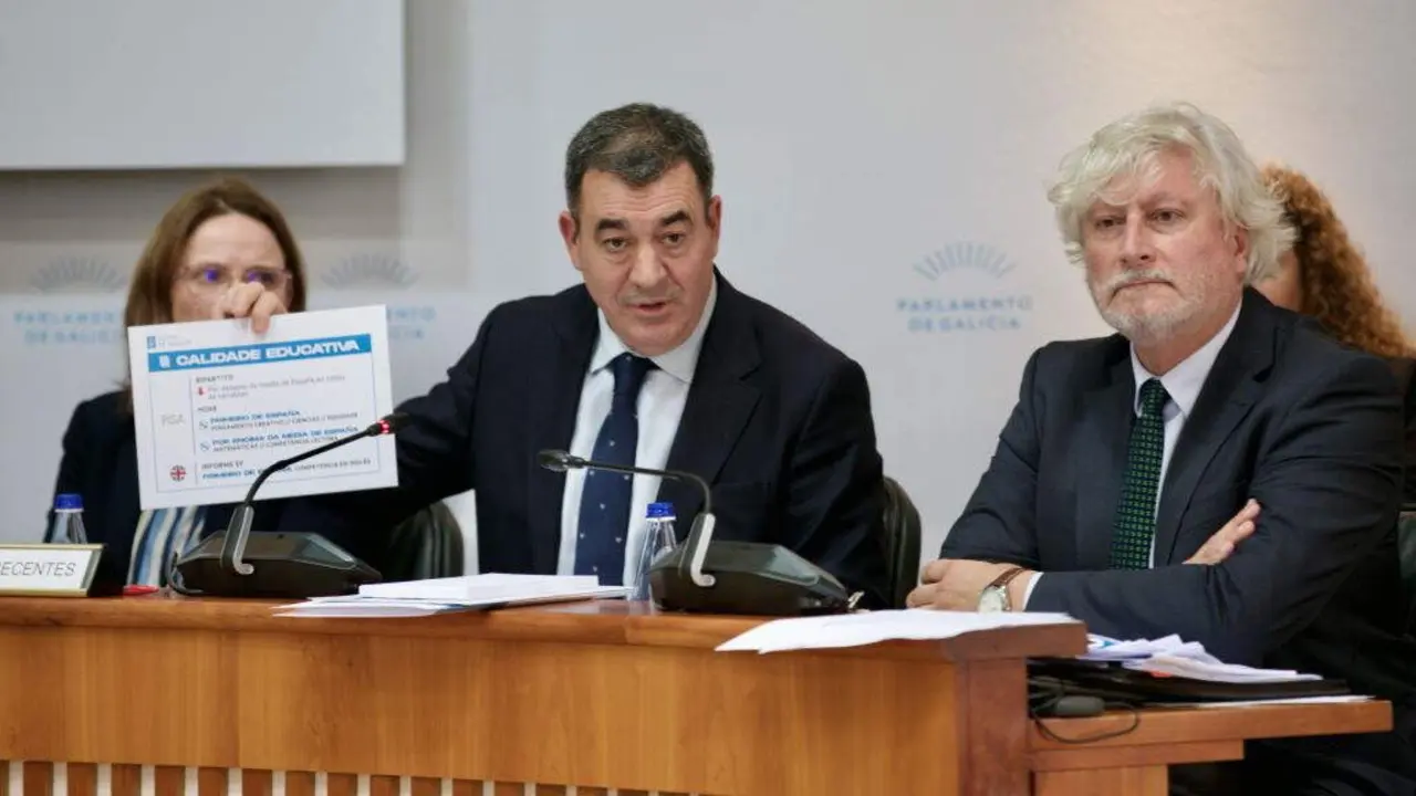 O conselleiro de Educacion, Rom&aacute;n Rodr&iacute;guez, durante a s&uacute;a comparecendia no Parlemento o pasado mes de outubro. (Foto: Xunta da Galiza / Europa Press)