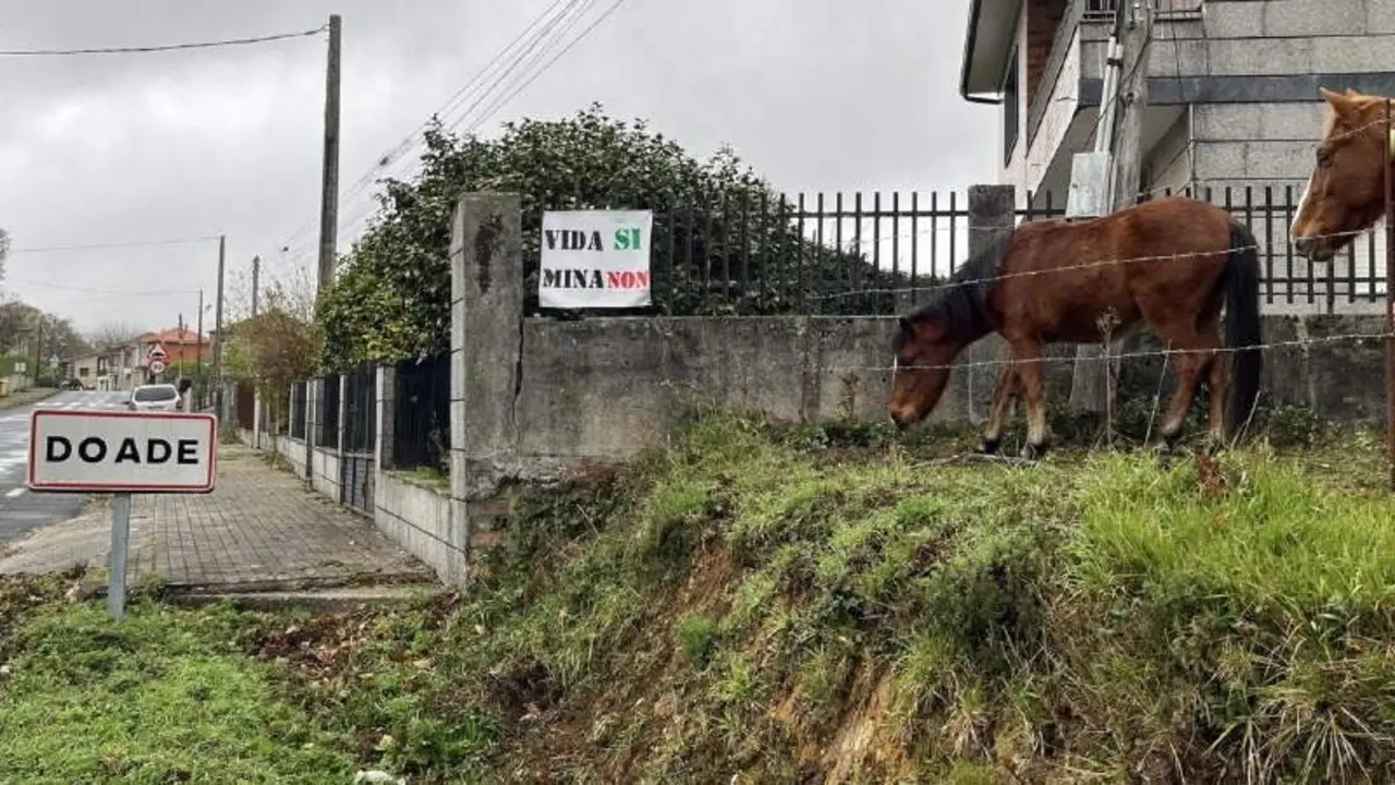 Cartaz pendurado contra a mina de Doade. (Foto: SOS Su&iacute;do)