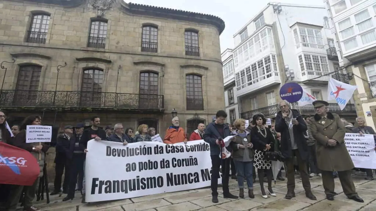 IV marcha pola devoluci&oacute;n da Casa Cornide, en 2023. (Foto: M. Dylan / Europa Press)