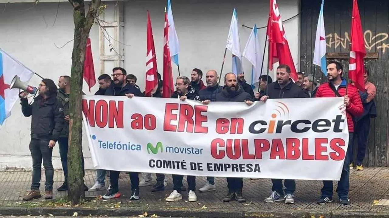 Protesta do persoal do Circet, esta cuarta feira &aacute;s portas do Parlamento. (Foto: Europa Press)
