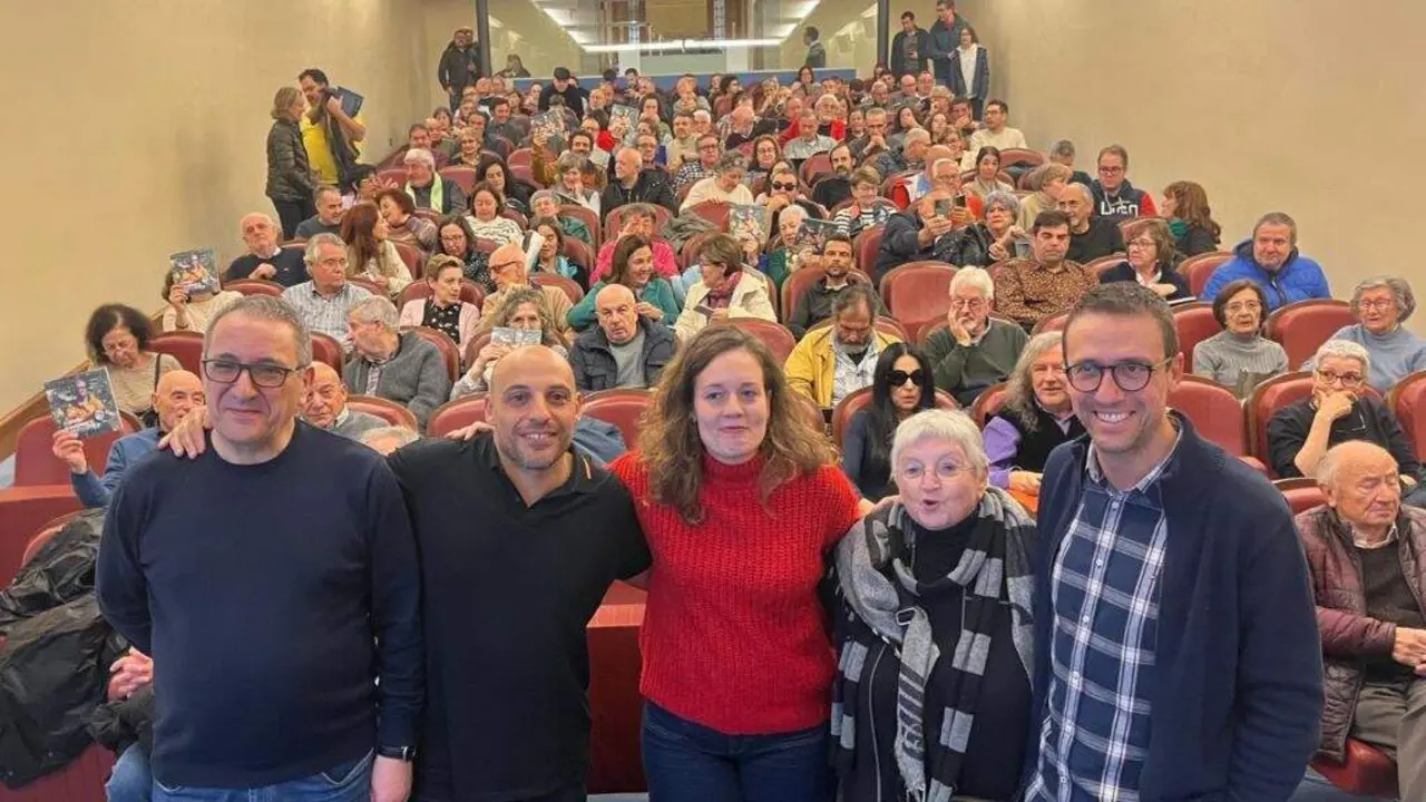 Enrique Montenegro, Diego Piay, Iria Castro, Mercedes V&aacute;zquez e Aser &Aacute;lvarez na estrea do filme esta cuarta feira en Lugo. (Foto: Arraianos Produci&oacute;ns)