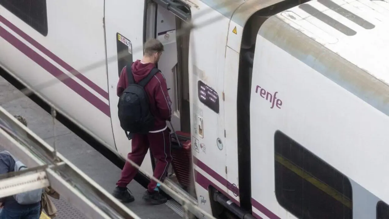 Un viaxeiro sobe ao tren. (Foto: Eduardo Parra / Europa Press)