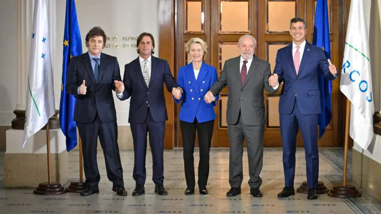 Javier Milei, Luis Lacalle Pou, Ursula von der Leyen, Luiz In&aacute;cio Lula da Silva e Santiago Pena Pose, esta sexta feira. (Foto: Santiago Mazzarovich / DPA)