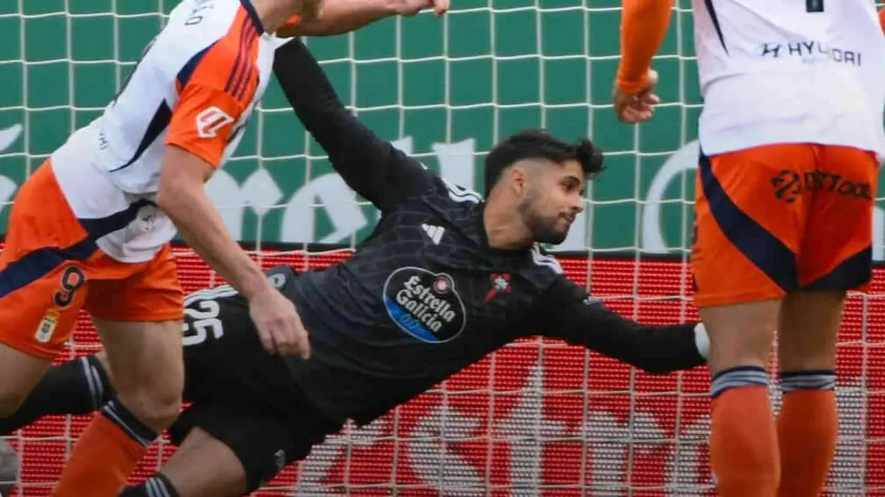 Jes&uacute;s Ruiz, porteiro do R&aacute;cing de Ferrol, encaixou cinco goles este domingo. (Foto: LaLiga)