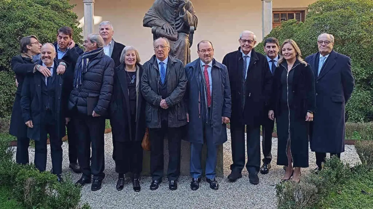 Gonz&aacute;lez Laxe, no centro, acompa&ntilde;ado de personalidades. (Foto: Europa Press)