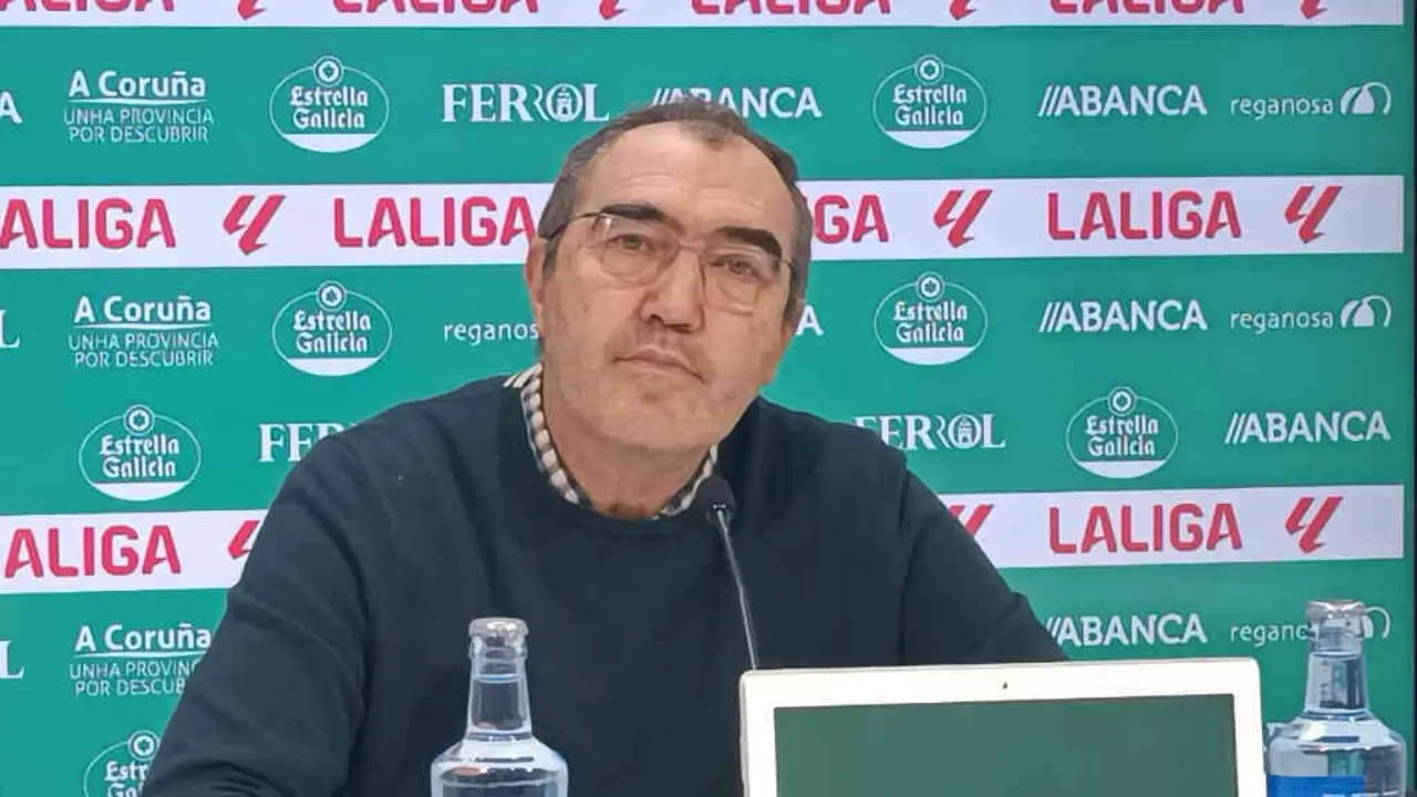 Carlos Mouriz nunha rolda de prensa. (Foto: R&aacute;cing de Ferrol)