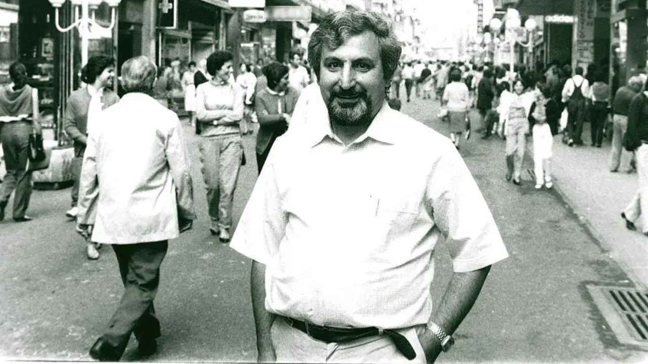 Francisco Carballo na r&uacute;a 
do Pr&iacute;ncipe de Vigo. (Foto: Xan Carballa)