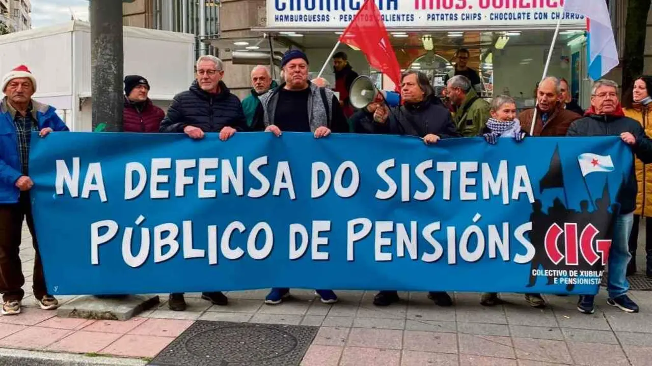 Protesta do colectivo de persoas pensionistas e xubiladas da CIG, esta quinta feira en Ourense. (Foto: N&oacute;s Diario)