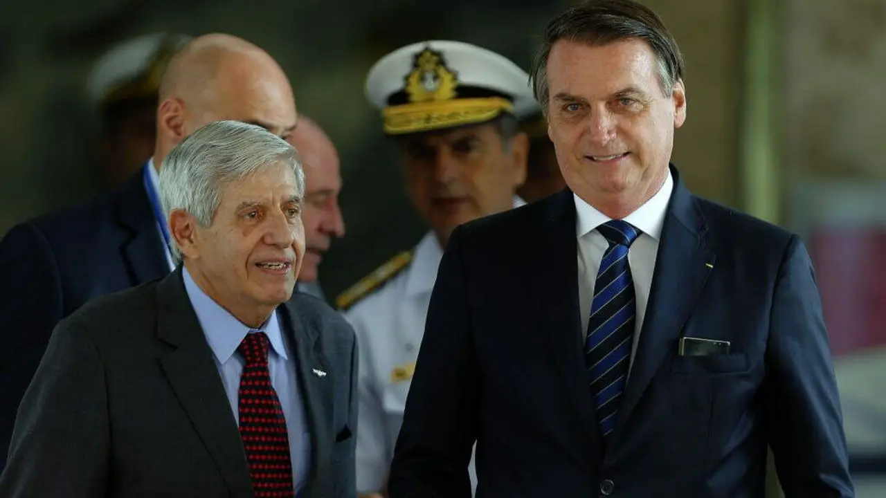 O xeneral Augusto Heleno Ribeiro e Jair Bolsonaro em maio de 2019. (Foto: Jorge William / Europa Press / Contacto / O Globo)