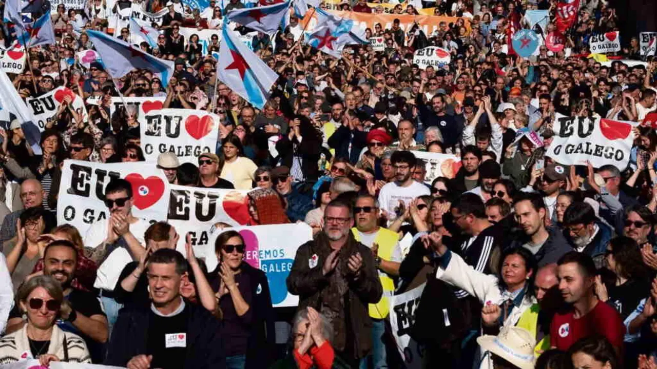 A praza da Quintana quedou pequena, o 17 de novembro, para acoller a xente que acudiu &aacute; concentraci&oacute;n en defensa da lingua convocada por Queremos Galego. (Foto: Arxina)