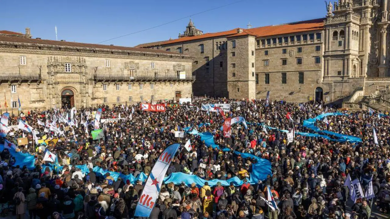 A praza do Obradoiro de Compostela encheuse o pasado 15 de decembro para protestar contra a pasteira de Altri. (Foto: Xan G. Muras)