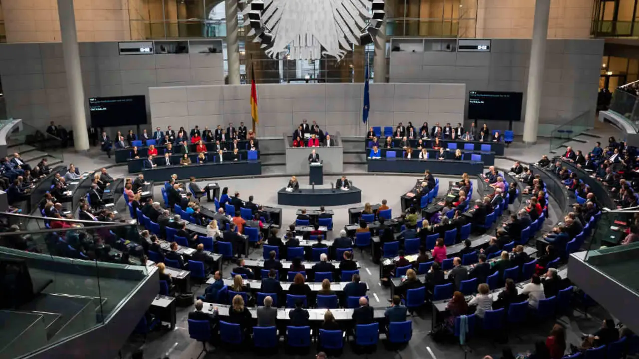 O chanceler alem&aacute;n, Olaf Scholz (SPD), o 16 de decembro de 2024 nunha intervenci&oacute;n diante do Bundestag, o Parlamento. (Foto: Steffen Kugler / Goberno de Alema&ntilde;a)