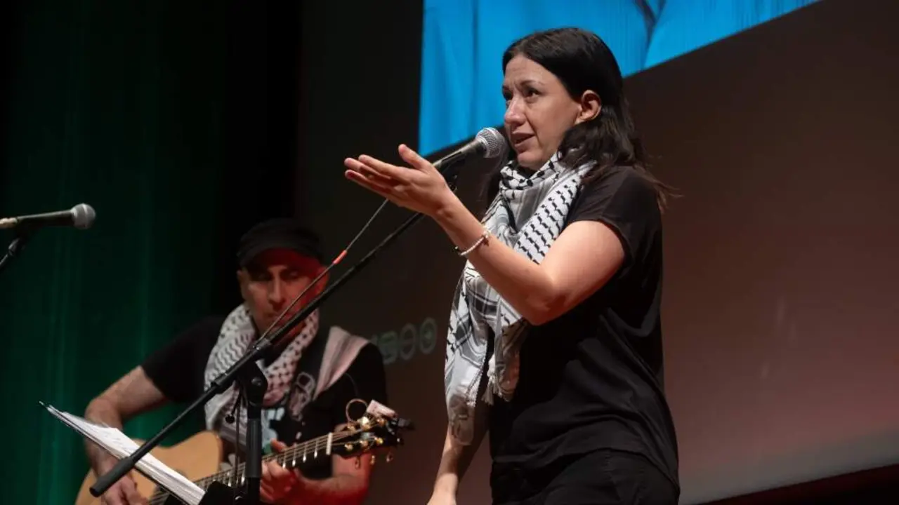 A poeta palestina Rafeef Ziadah, esta cuarta feira en Compostela. (Foto: Arxina)