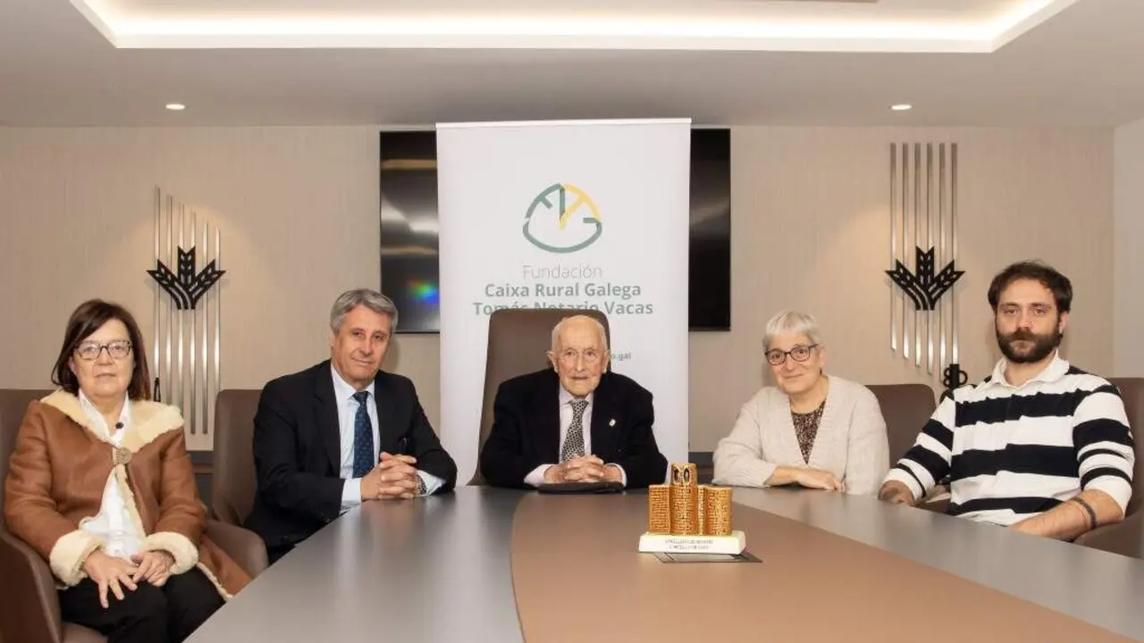 Laura S&aacute;nchez Pi&ntilde;&oacute;n, Manuel Varela L&oacute;pez, Tom&aacute;s Notario Vacas, Mercedes Novo Rodr&iacute;guez e &Aacute;lvaro Arana D&iacute;az. (Foto: Caixa Rural Galega)